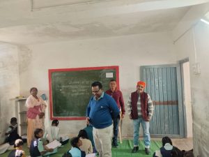*596 विद्यार्थी ने दी ऑलम्पियाड परीक्षा**डी.पी.सी. छिंदवाड़ा ने देखी ऑलम्पियाड परीक्षा* *कक्षा दूसरी से आठवी के चयनित बच्चे सम्मलित हुये ऑलम्पियाड परीक्षा में* *अर्जुन मर्रापे (संवाददाता)* *नागलवाड़ी:-* जन शिक्षा केन्द्र कन्हरगाँव के शासकीय उच्चतर माध्यमिक विद्यालय कन्हरगाँव में कक्षा दूसरी से आठवी के चयनित विद्यार्थियों की ऑलम्पियाड परीक्षा जिले के परियोजना अधिकारी शिक्षा जे. के. इड़पाची की प्रमुख उपस्थिति में तथा उनके साथ ए.पी.सी. भानु गुमास्ता, जिला प्रोढ शिक्षा अधिकारी संजय दुबे, केन्द्राध्यक्ष धनराज चौहान एवं सहायक केन्द्राध्यक्ष प्रकाश चरपें के मार्गदर्शन में आयोजित की गई। जन शिक्षक वीरेन्द्र शर्मा ने जानकारी देते हुये बताया कि परीक्षा में जन शिक्षा केन्द्र की 32 शालाओ के 596 विद्यार्थीयों ने ओ.एम.आर. सीट पर निर्देशानुसार परीक्षा दी जिसमें कक्षा दूसरी एवं तीसरी के 152 चौथी एवं पाचवी के 165 छटवी से आठवी के 279 कुल 596 विधार्थी परीक्षा में सम्मलित हुये, जन शिक्षा केन्द्र पर प्रत्येक कक्षा से एक विद्यार्थी विषयवार चयनित होकर आगामी दिनों में जिला स्तरीय ऑलम्पियाड की परीक्षा में सम्मलित होंगें। परीक्षा में केन्द्र के 30 पर्यवेक्षक एवं 6 सुपरवायजर जिनमें संजय सूर्यवंशी, शांताराम कराड़े, प्रमोद दोड़के, मोहन मालवीय शोभाराम वर्मा, सरिता परिहार, ओमप्रकाश राऊत एजाज खान जन शिक्षक ने महती भूमिका निभाई, प्रश्नपत्र समापन के उपरांत सभी विद्यार्थीयों को भोजन पैकेट के साथ मिष्टान्न वितरण किया गया। परीक्षा समापन के उपरांत सभी शिक्षकों का सहयोग के लिये आभार माना गया, तत्पश्चात समस्त गोपनीय सामग्री तत्काल जनपद शिक्षा केन्द्र परासिया में जमा की गई।