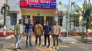 *छिन्दवाड़ा विशेष पुलिस टीम ने 18 वर्ष अवैध हथियार के प्रकरण में वांछित 10,000/- रुपये ईनाम उद्घोषित फरार स्थायी वारंटी को जिला संभाजी नगर (औरंगाबाद) महाराष्ट्र से किया गिरफ्तार।*

*अर्जुन मर्रापे (संवाददाता)*

*छिंदवाड़ा:-* जिला पुलिस अधीक्षक अजय पाण्‍डेय के निर्देशन में जिले में विशेष टीम गठित कर माननीय न्यायालयो द्वारा जारी स्थायी / गिरफ्तारी वारंटियो की धरपकड़ कर न्‍यायालय में पेश करने हेतु निर्देशित किया गया है इसी परिपेक्ष्य में वारंटी की तामीली में उल्लेखनीय सफलता हाथ लगी है थाना कोतवाली अंतर्गत अवैध हथियार के प्रकरण में 18 वर्षो पुराने 10,000/- रुपये ईनाम उद्घोषित फरार स्थायी वारंटी  विजय उर्फ जूली उर्फ छोटू पिता सुखदायल विश्वकर्मा उम्र 40 वर्ष निवासी चंदन गांव (छिंदवाड़ा) हाल जिला संभाजी नगर (औरंगाबाद) महाराष्ट्र स्थायी फरार वारंटी को मुखबिर की सूचना पर दबिश देकर गिरफ्तार किया गया!स्पेशल धरपकड़ पुलिस टीम से उप निरीक्षक चेतन मर्सकोले, स.उ.नि नितेश ठाकुर, प्रधान आर रविन्द्र ठाकुर, श्याम ठाकरे, साइबर सेल नितिन सिंह, महिला आरक्षक शैलकुमारी की अहम भूमिका रही अपराध नियंत्रण एवं कानून व्यवस्था बनाये रखने के उद्देश्य से छिंदवाड़ा पुलिस द्वारा की गई यह कार्यवाही लगातार जारी हैं