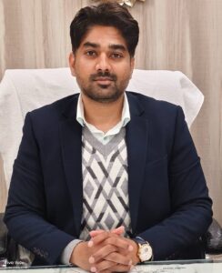 विकासखण्ड स्तर पर भी होगी प्रभावी जनसुनवाई, कलेक्टर ने जारी किए आदेश सिंगरौली 1 अगस्त 2026/आम नागरिकों की समस्याओं का स्थानीय स्तर पर त्वरित निराकरण सुनिश्चित करने के लिए कलेक्टर एवं जिला दण्डाधिकारी गौरव बैनल द्वारा एक महत्वपूर्ण आदेश जारी किया गया है। जिला स्तरीय जनसुनवाई में दूर-दराज के ग्रामीणों की बढ़ती उपस्थिति को देखते हुए प्रशासन ने विकासखण्ड स्तर पर जनसुनवाई को और अधिक प्रभावी बनाने का निर्णय लिया है, ताकि आवेदकों को जिला मुख्यालय न आना पड़े। इस आदेश के तहत अब प्रत्येक मंगलवार को प्रातः 11:00 बजे से दोपहर 01:00 बजे तक अनुविभागीय अधिकारी (राजस्व) कार्यालय चितरंगी सभागार, मंगल भवन जनपद कार्यालय देवसर तथा अनुविभागीय अधिकारी (राजस्व) कार्यालय सभागार माड़ा में जनसुनवाई आयोजित की जाएगी। इस जनसुनवाई की अध्यक्षता संबंध क्षेत्र के अनुविभागीय अधिकारी (राजस्व) करेंगे और इसमें विकासखण्ड स्तर के सभी विभागों के अधिकारी अनिवार्य रूप से उपस्थित रहेंगे। माड़ा सभागार में राजस्व अधिकारियों के साथ पंचायत एवं ग्रामीण विकास विभाग के ADEO/PCO भी मौजूद रहेंगे। जिला मुख्यालय पर जनसुनवाई होने के कारण विकासखण्ड सिंगरौली के लिए पृथक से आयोजन नहीं होगा। कलेक्टर ने निर्देशित किया है कि इस व्यवस्था का मुख्य उद्देश्य आवेदकों को त्वरित समाधान देना है और समय लगने वाले मामलों में आवेदकों को सही व यथोचित जानकारी उपलब्ध कराई जाए।